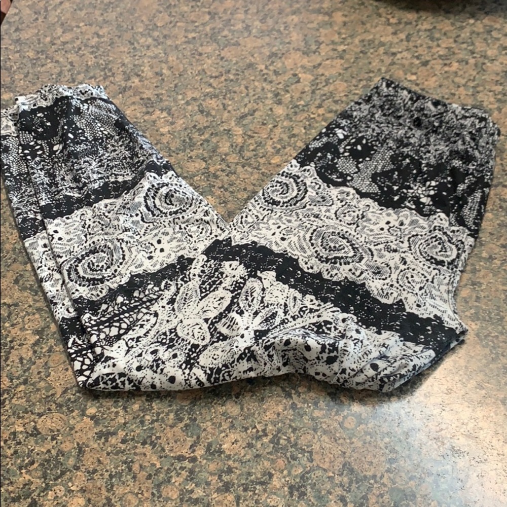 ♦️4/$30 Lace printed leggings